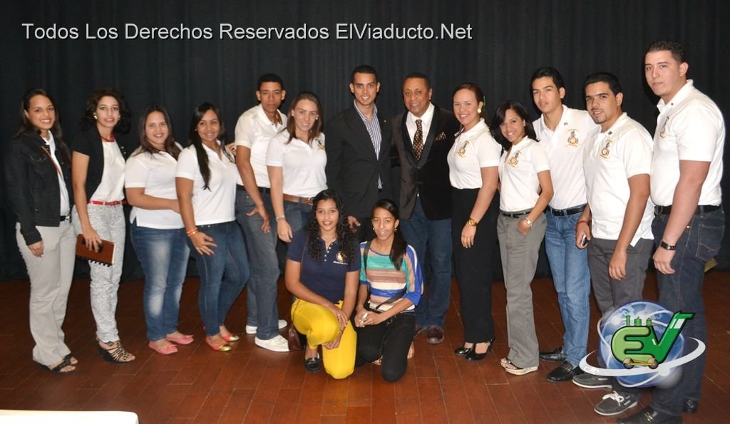 Michael Miguel Holguín con el grupo Rotario de Moca